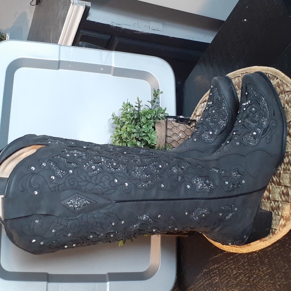 COWGIRL BOOTS